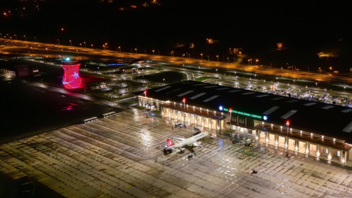 Abdulkadir Uraloğlu duyurdu: Rize-Artvin Havalimanı’nda yeni pist aydınlatma sistemi kuruldu