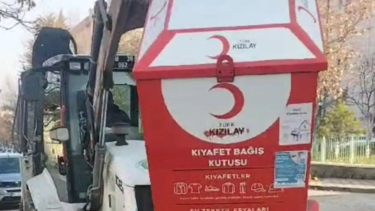 Erdal Beşikçioğlu yine sahnede tiyatro değil gerçek! Kızılay’ın bağış kutularını çöpe attı