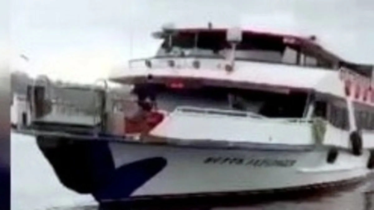 Haliç’te yolcu vapuru balıkçı teknesine çarptı