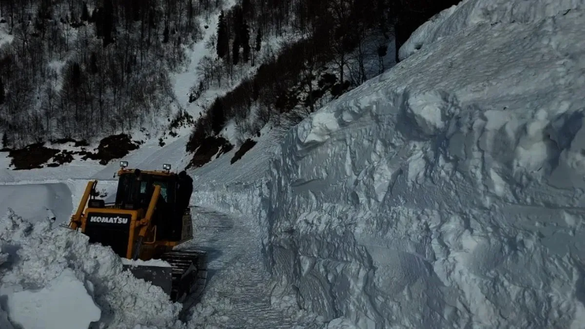Macael’de bitmeyen kar çilesi: “Ekipler 24 saat esasına göre yol açma çalışmalarını sürdürüyor”