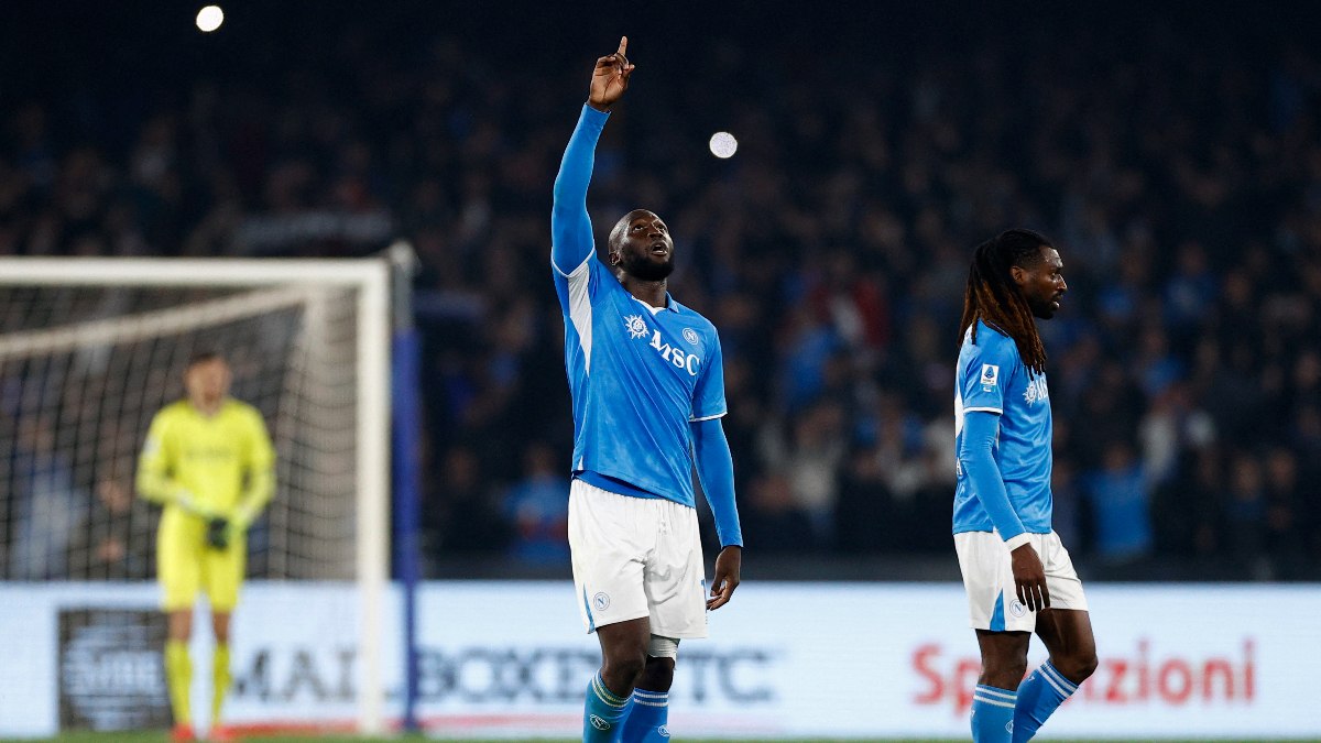 Napoli iki golle kazandı, Juventus namağlup ünvanını kaybetti