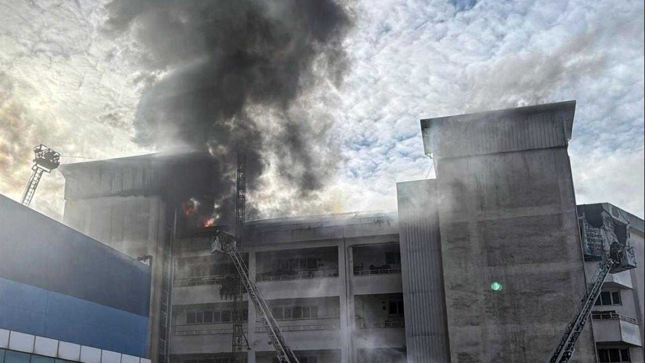 Sultanbeyli’de bir binanın çatı katında yangın çıktı