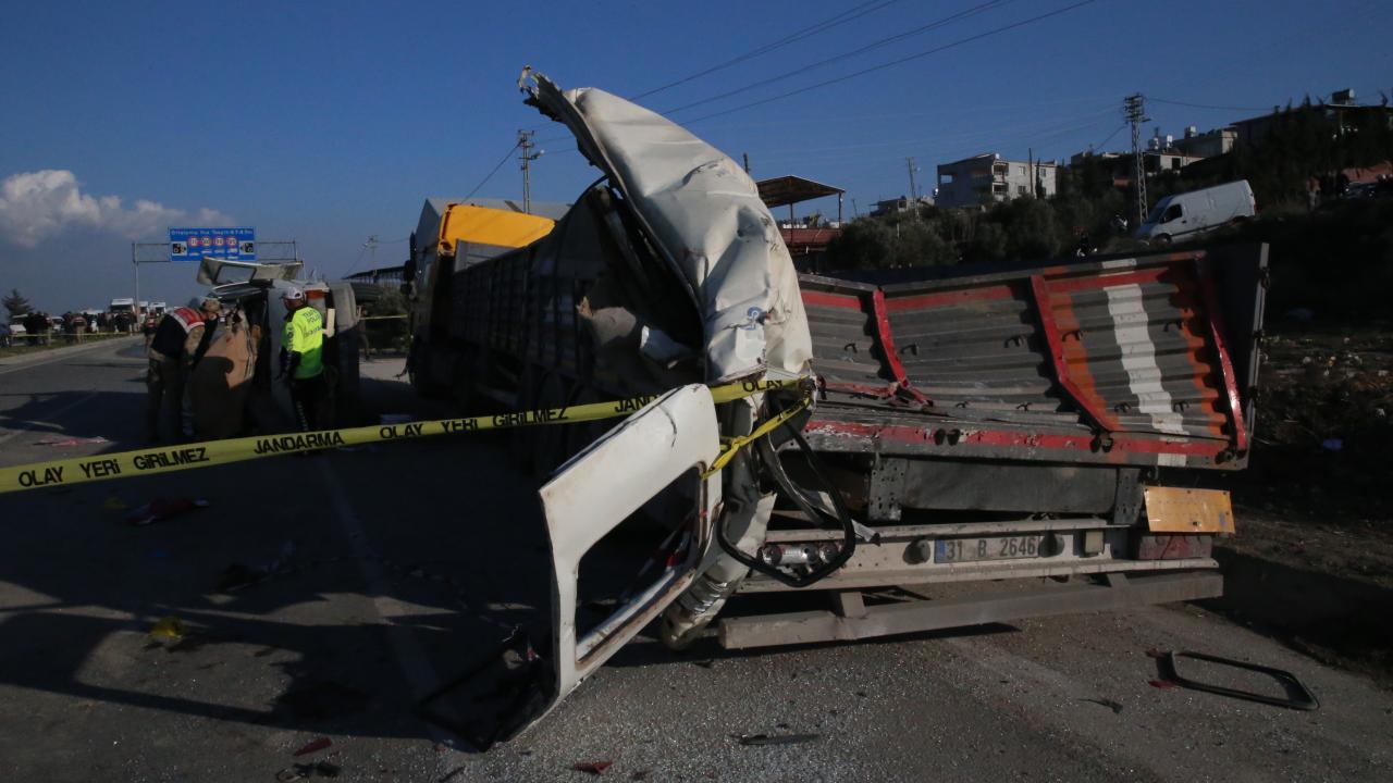 Hatay’da yolcu servisi park halindeki tıra çarptı: 6 ölü, 8 yaralı